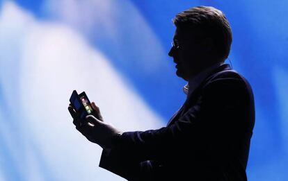 Justin Denison, vicepresidente de Marketing de M&oacute;viels de Samsung Electronics, muestra la nueva tecnolog&iacute;a para tel&eacute;fonos plegables en San Francisco. 