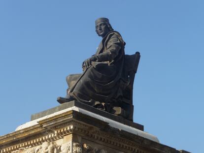 Estatua de Nebrija en la Plaza de España de Lebrija (Sevilla).
