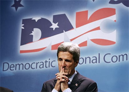 El candidato demócrata, John Kerry, reflexiona durante un acto electoral celebrado ayer en Washington.