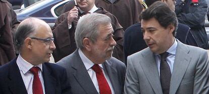 Cristóbal Montoro y Antonio Beteta, 'número dos' de Hacienda, e Ignacio González.