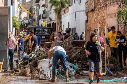 Voluntarios en Sant Lloren para ayudar en las labores de limpieza.