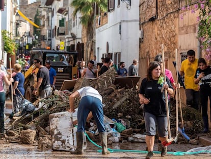 Voluntarios en Sant Lloren para ayudar en las labores de limpieza.