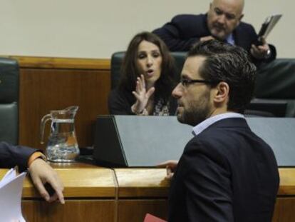 Joseba Egibar y Borja Sémper conversan en una sesión plenaria en el Parlamento vasco. 