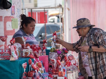 Un hombre busca un regalo para el día de San Valentín en el Mercado de Jamaica, en 2020.