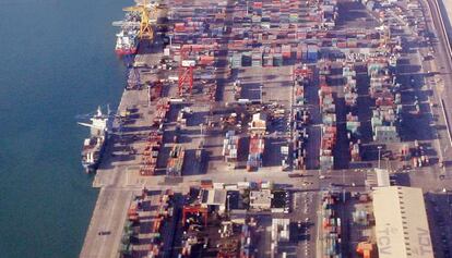 Contenedores apilados en el puerto de Valencia.