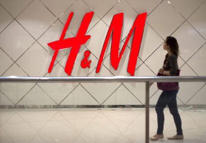 Una mujer delante de una tienda de H&M en Manila, Filipinas