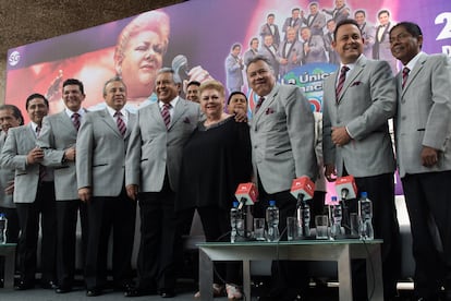 Paquita la del Barrio al lado de la Sonora Santanera anunciando una colaboración músical. 