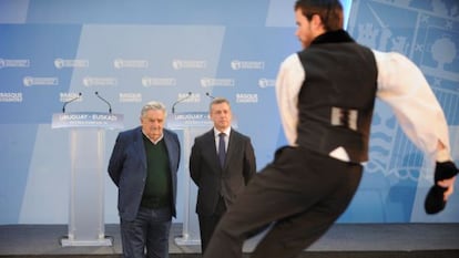 El presidente de Uruguay, José Mújika, y el lehendakari, Iñigo Urkullu, tras el encuentro mantenido en Ajuria Enea.