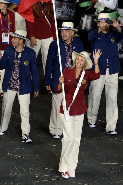 Con una chaqueta entallada y unos pantalones blancos, la tenista Mara Sharapova fue una de las abanderadas que mejor port su bandera.