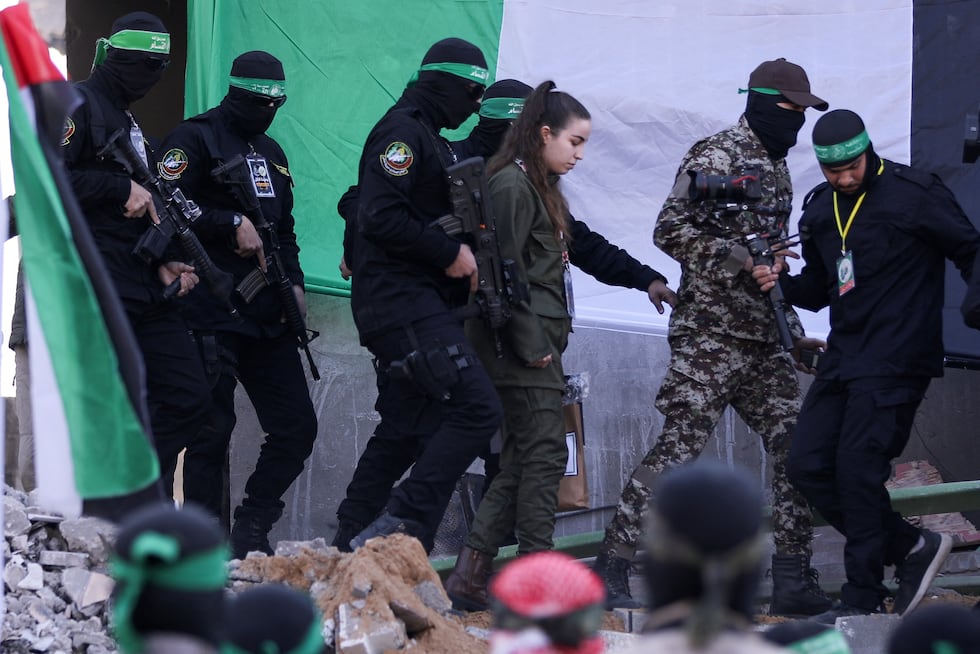 Hams entrega a la soldado israel Agam Berger, este jueves en Jabalia, en el norte de Gaza.