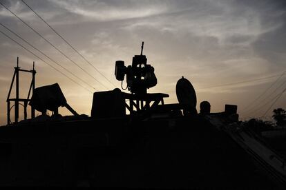 Un soldado israelí asomaba el viernes por la escotilla de un vehículo blindado de transporte en las afueras del paso de Kerem Shalom.