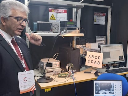 Bernabé Linares, profesor de investigación del Imse, en el laboratorio del CSIC que desarrolla la cámara de eventos.