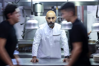 Benito Gómez, en la cocina del restaurante Bardal, en Ronda.