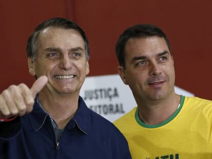 Flávio Bolsonaro ao lado do pai.