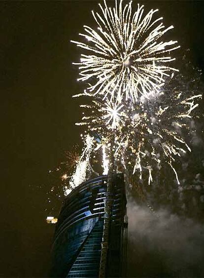 Fuegos artificiales para celebrar que la Torre Espacio es el edificio más alto de España.