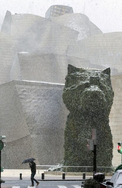 Puppy, la escultura del perro diseñado por Jeff Koons que vigila la entrada al Museo Guggenheim Bilbao, bajo la nevada.
