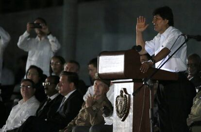 El presidente de Bolivia, Evo Morales, habla en el acto celebrado para despedir al fallecido líder cubano Fidel Castro, en la Plaza de la Revolución.