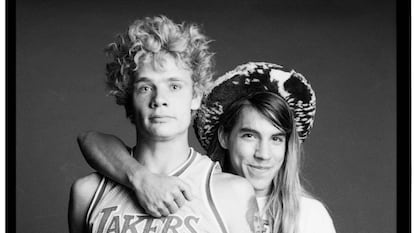 Flea y Anthony Kiedis, de Red Hot Chili Peppers, posan para un retrato en 1986 en Nueva York. En sus memorias, Flea habla de una relación ambigua entre amigos: a la vez que buscó la amistad y aprobación de Kiedis, lo califica de "controlador" y "macho alfa".