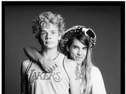 Flea y Anthony Kiedis, de Red Hot Chili Peppers, posan para un retrato en 1986 en Nueva York. En sus memorias, Flea habla de una relación ambigua entre amigos: a la vez que buscó la amistad y aprobación de Kiedis, lo califica de "controlador" y "macho alfa".