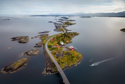 Los algo más de ocho kilómetros de la Carretera del Atlántico se asemejan a un Scalextric retorcido sobre un mar que, cuando se enfurece, lanza trombas de agua sobre el asfalto mientras el viento azota con fuerza. Une la costa continental de Noruega con los archipiélagos Eide y Averøy, saltando de islote en islote a través de ocho puentes. Se encuentra en la zona de los fiordos occidentales y su recorrido es tan impresionante que se ha convertido en una de las principales atracciones del país nórdico. Pero hay que ir con precaución porque también está considerada una de las vías más peligrosas de Europa.