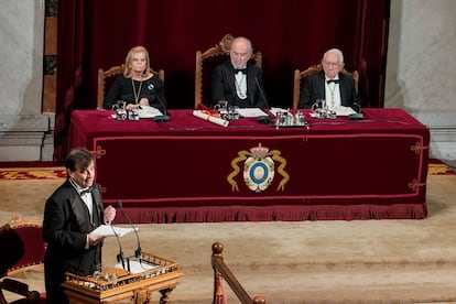 El escritor Javier Cercas lee su discurso durante la ceremonia de su ingreso en la RAE, este domingo en Madrid. Detrás, desde la izquierda, la académica y vicedirectora de la RAE, Carme Riera; su director, Santiago Muñoz Machado, y el secretario, Pedro García Barreno.