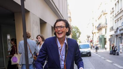 Pelo ‘sucio’, zapato plano y llegadas triunfales en bicicleta: así Inès de la Fressange ha vuelto a ser la Marianne de Francia en la alta costura