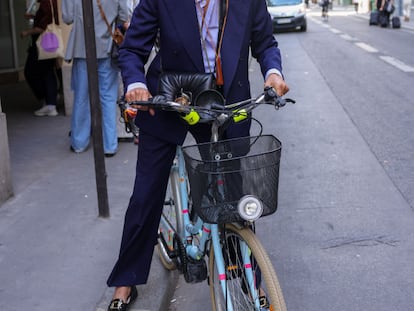 Pelo ‘sucio’, zapato plano y llegadas triunfales en bicicleta: así Inès de la Fressange ha vuelto a ser la Marianne de Francia en la alta costura