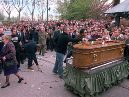 Entierro en el cementerio de la Almudena del cámara de Tele 5 José Couso. A la izquierda, Jon Sistiaga.