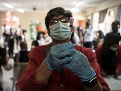 Una farmacéutica prepara la vacuna Johnson & Johnson Covid-19 para administrar a los sanitarios en el hospital gubernamental en Klerksdorp, Sudáfrica, el pasado jueves 18 de febrero de 2021.