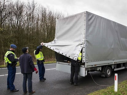 Registro de un cami&oacute;n en la frontera entre Alemania y Holanda para combatir la entrada ilegal de migrantes y el tr&aacute;fico de personas.