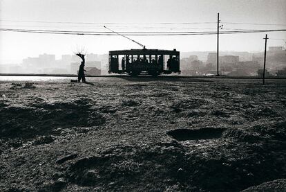 <i>Tranvía en el paseo de Extremadura</i> (1959), una de las imágenes de la exposición.