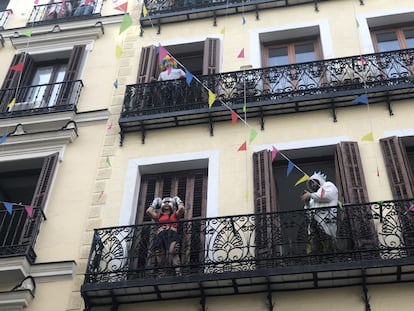 Participantes en la obra de teatro en los balcones de Malasaña, en el marco de las fiesta del 2 de mayo del barrio.