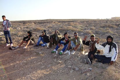 Algunos de los 16 inmigrantes que llegaron a Puerto del Rosario (Fuerteventura).