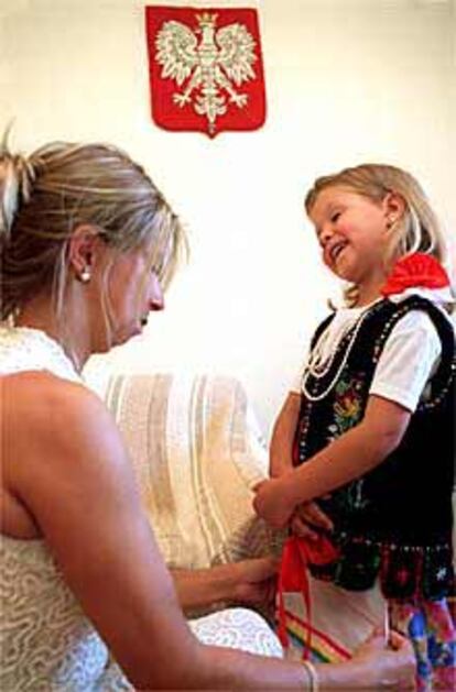 Anna y su hija Alejandra se preparan para la feria polaca.