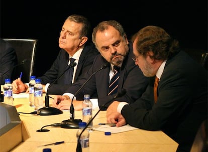 De izquierda a derecha, Javier de Godó, Ignacio Polanco y Juan Luis Cebrián, en la clausura de la asamblea de Unión Radio.
