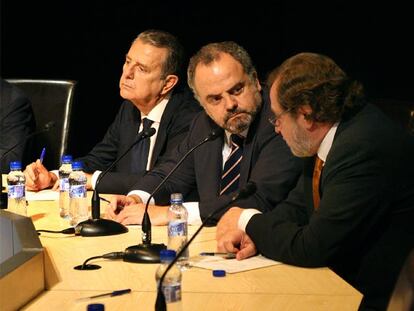 De izquierda a derecha, Javier de Godó, Ignacio Polanco y Juan Luis Cebrián, en la clausura de la asamblea de Unión Radio.