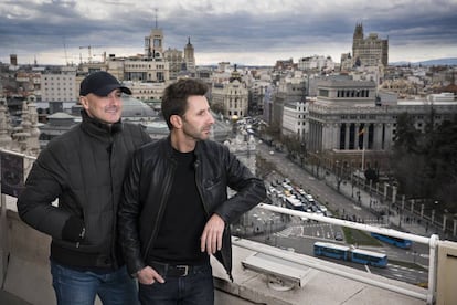 Arnaiz (izquierda) y Castromán, creadores de uno de los festivales más importantes del panorama musical nacional, el Mad Cool, en el Palacio de Cibeles de Madrid.