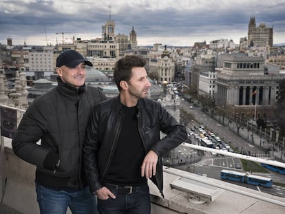 Arnaiz (izquierda) y Castromán, creadores de uno de los festivales más importantes del panorama musical nacional, el Mad Cool, en el Palacio de Cibeles de Madrid.