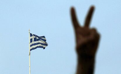Un partidario del 'no' hace el símbolo de la victoria ante el Parlamento de Atenas tras el referéndum griego.