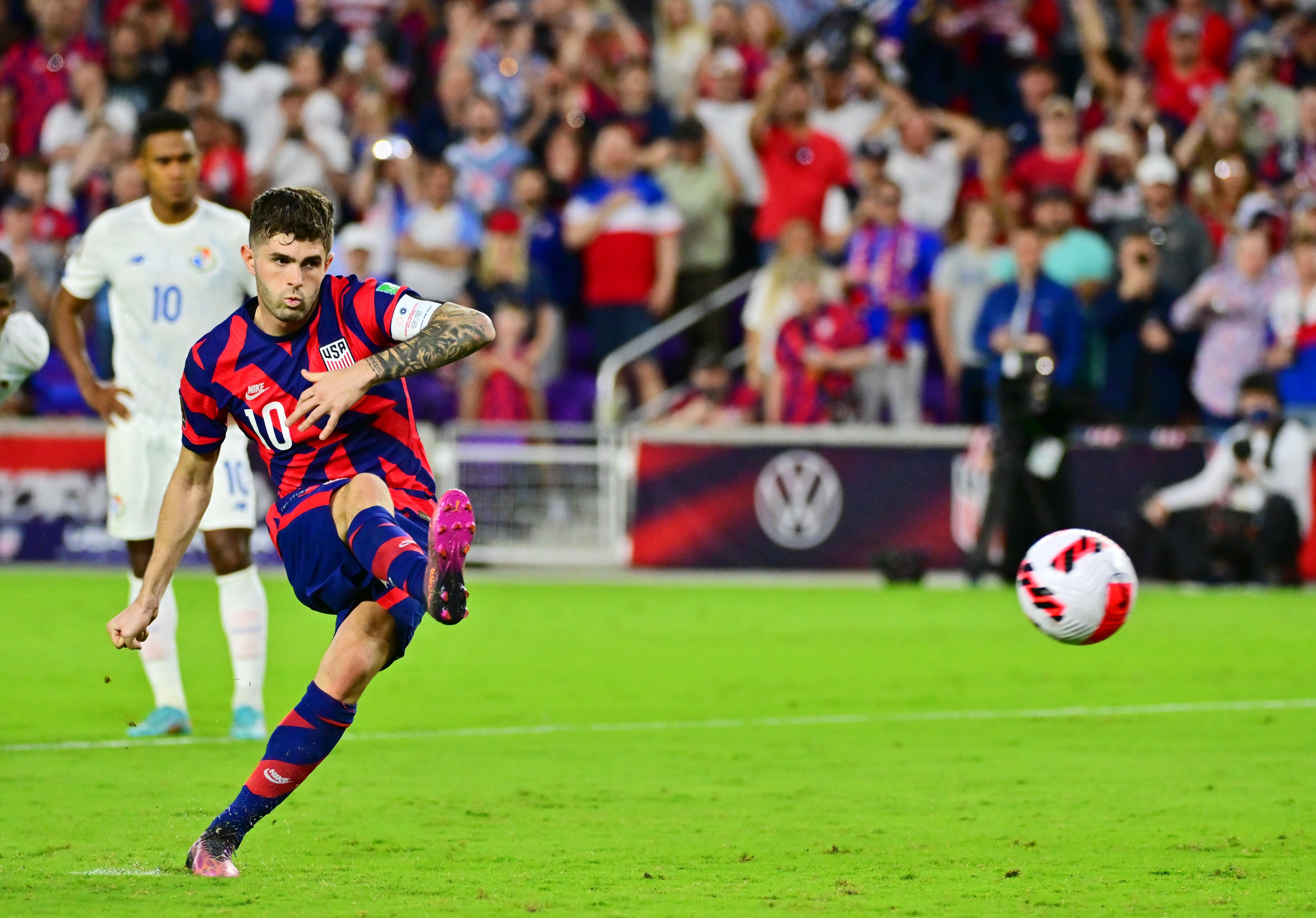 Christian Pulisic, de EE UU, cobra un penal contra Panamá, en marzo de 2022.