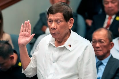 Rodrigo Duterte presta juramento durante una investigación del Senado, el 28 de octubre de 2024, en Manila, Filipinas. 