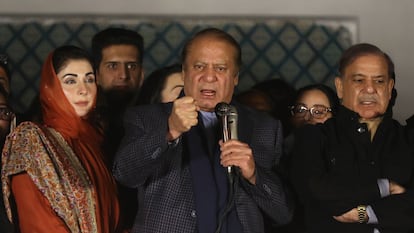 El ex primer ministro Nawaz Sharif y y líder de la Liga Musulmana de Pakistán (PML-N), en el centro, junto a su hermano, el también ex primer ministro Shehbaz Sharif (derecha), que ha sido nominado para ser el próximo jefe del Ejecutivo de Pakistán, y su hija, Maryam Nawaz, el 9 de febrero en Lahore.