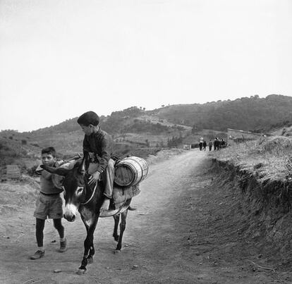 El país africano fue testigo de los desplazamientos forzosos que sufrió la población, como las migraciones del campo a la ciudad, en las que muchos niños empezaron a ser adultos antes de tiempo.