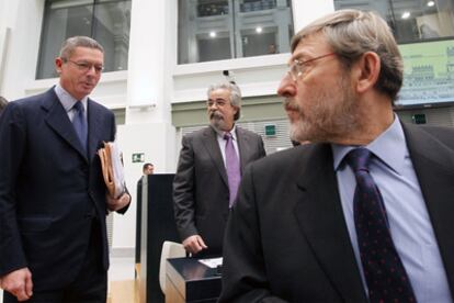 Gallardón, junto a Jaime Lissavetzky y Ángel Pérez, a su llegada al pleno del Consistorio.