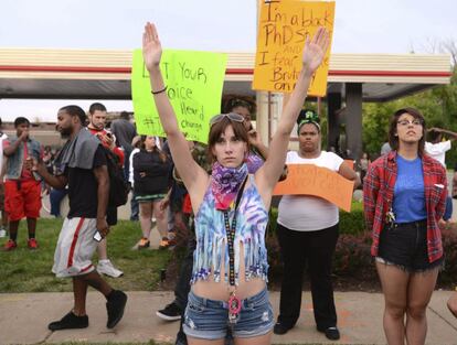 Manifestantes protestan en el lugar donde falleció el joven Michael Brown