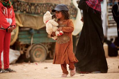 A displaced Syrian child, who fled the countryside surrounding the Islamic State (IS) group stronghold of Raqa, arrives at a temporary camp in the village of Ain Issa on April 28, 2017. / AFP PHOTO / DELIL SOULEIMAN