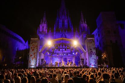 Concierto del grupo Rumba All Stars delante de la catedral de Barcelona en las fiestas de La Mercè.