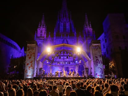 Concierto del grupo Rumba All Stars delante de la catedral de Barcelona en las fiestas de La Mercè.