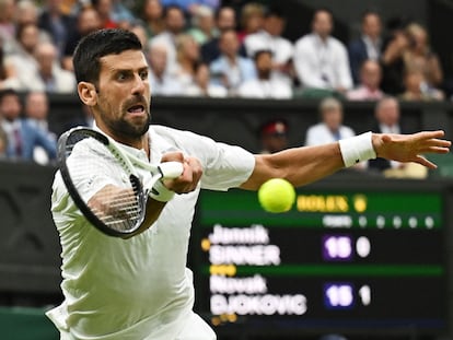 Novak Djokovic golpea la pelota durante la semifinal contra Sinner.
