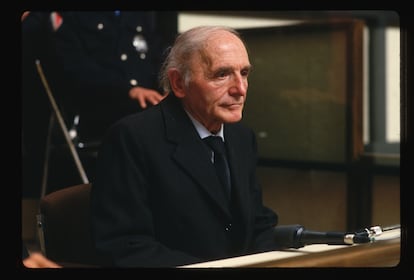 Klaus Barbie, antiguo oficial de la Gestapo, en la primera sesión de su juicio en un tribunal de Lyon.